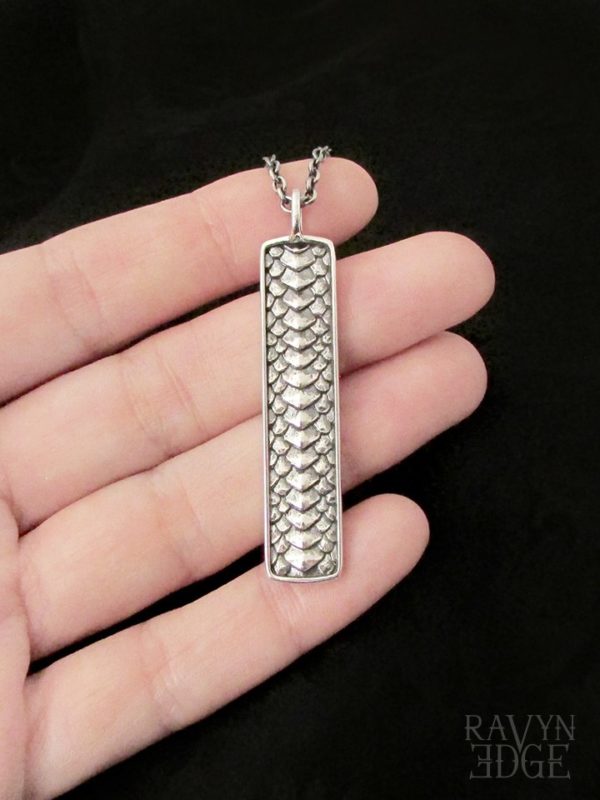 Dragon scale texture vertical bar necklace silver